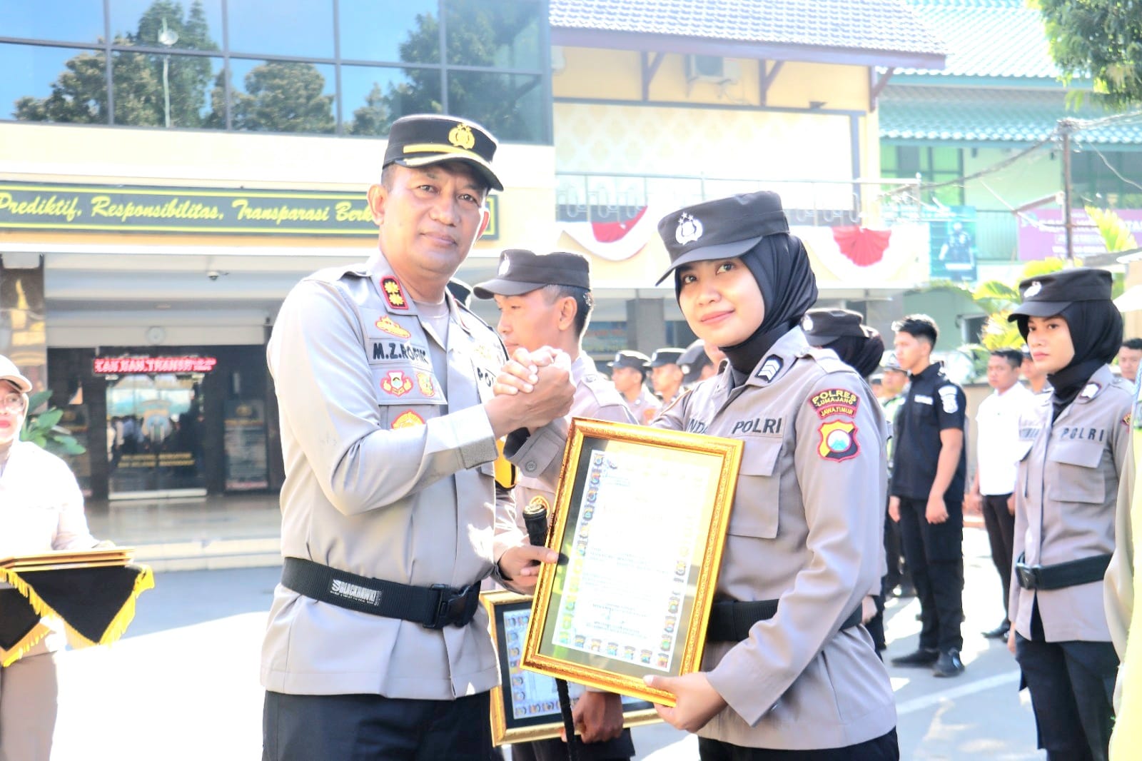 Raih Penghargaan, Dua Polwan Polres Lumajang Dinilai Berprestasi dan Berdedikasi