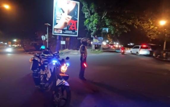 Sat Lantas Polresta Manado Lakukan Program Inovasi ‘Silau Mata’ untuk Tingkatkan Keamanan Malam di Jalan Raya