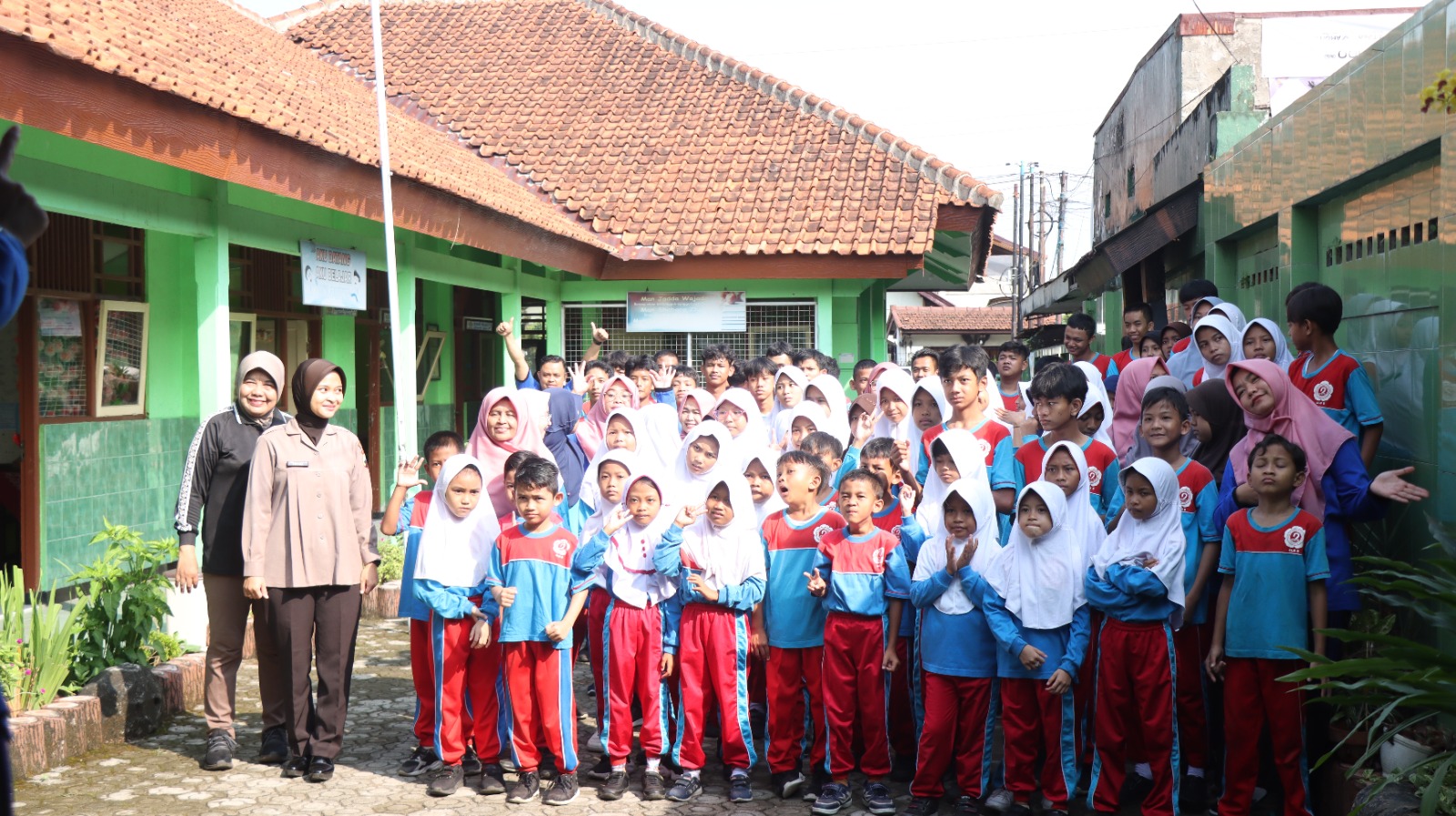 Brigadir Yuvina, Sosok Polwan Cantik yang Piawai Berbahasa Isyarat dari Polresta Banyumas