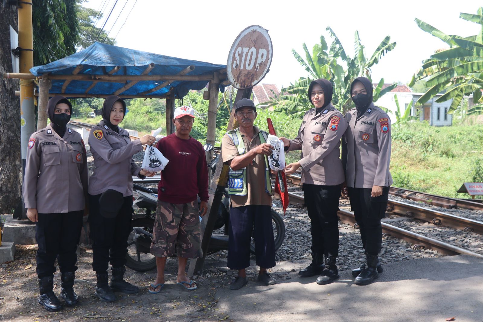 Rayakan Idul Adha, Polwan Polres Pasuruan Berbagi Daging Hewan Kurban untuk Penjaga Perlintasan Kereta