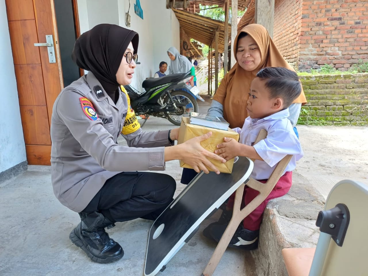 Peduli Kaum Difabel, Polwan Polres Ponorogo Berikan Perhatian Khusus Pelajar Penyandang Disabilitas