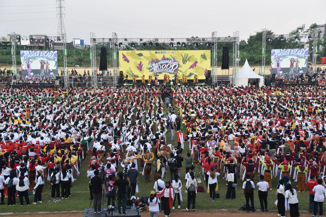 Prajurit Korem 071/Wijayakusuma Ikut Meramaikan Gelaran 10.000 Lengger Bicara di GOR Satria Purwokerto