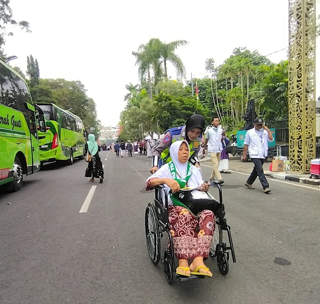 Sigap dan Senyum Ikhlas Polwan Polres Bojonegoro Layani Kepulangan Jamaah Haji