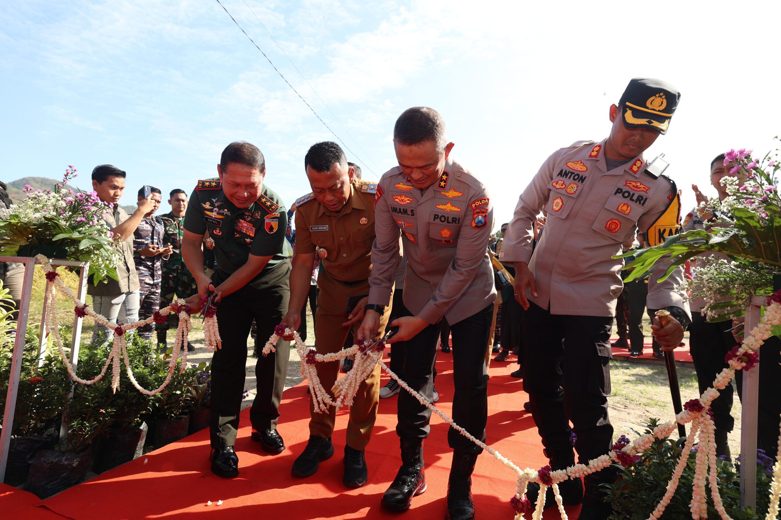 Gelar Baksos di Hari Bhayangkara ke – 78 Polda Jatim Dukung Percepatan Ekonomi Inklusif