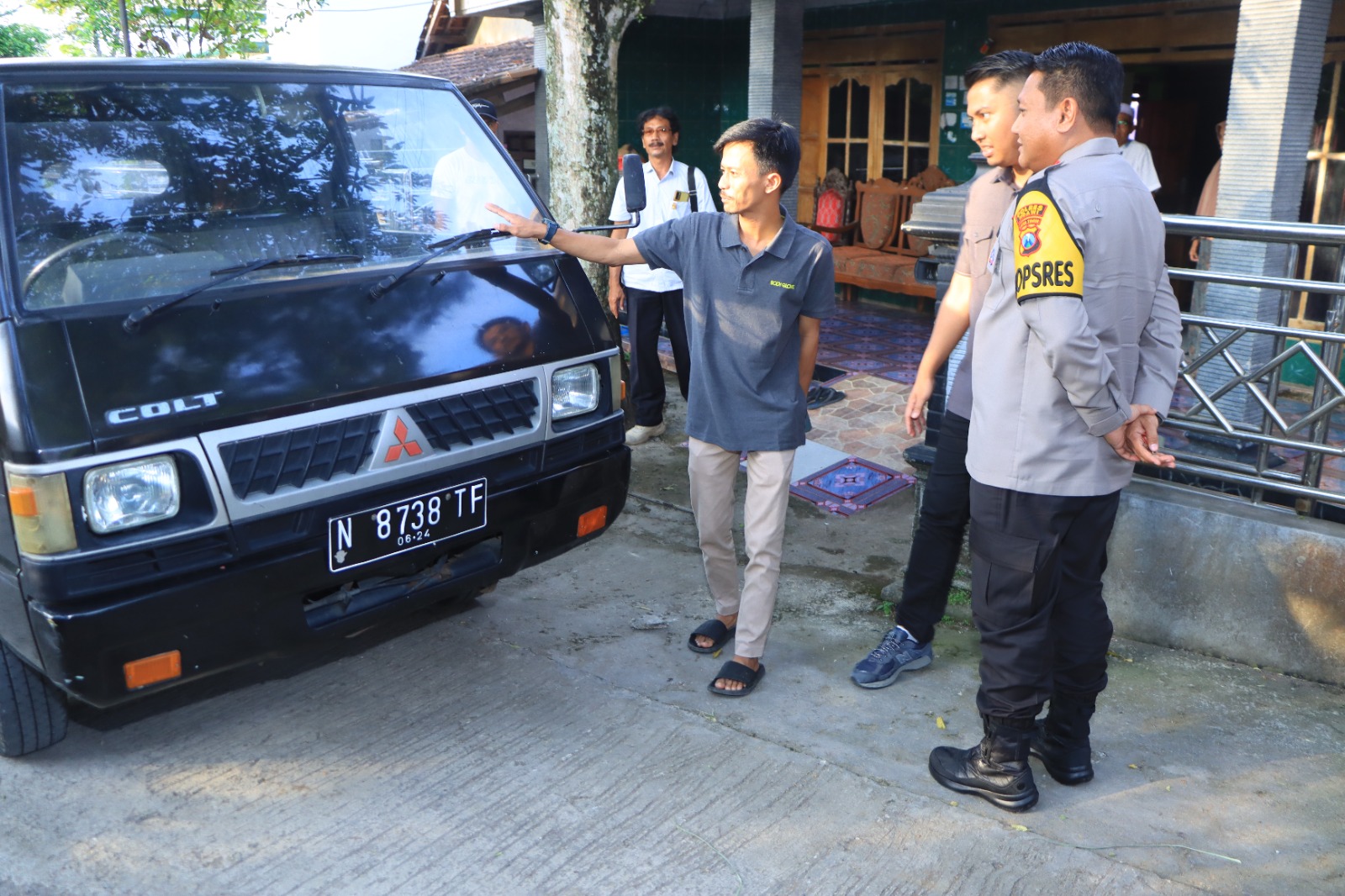 Disambut Haru, Kapolres Ngawi Kembalikan ke Pemilik Pick Up yang Hilang Ditemukan Polisi