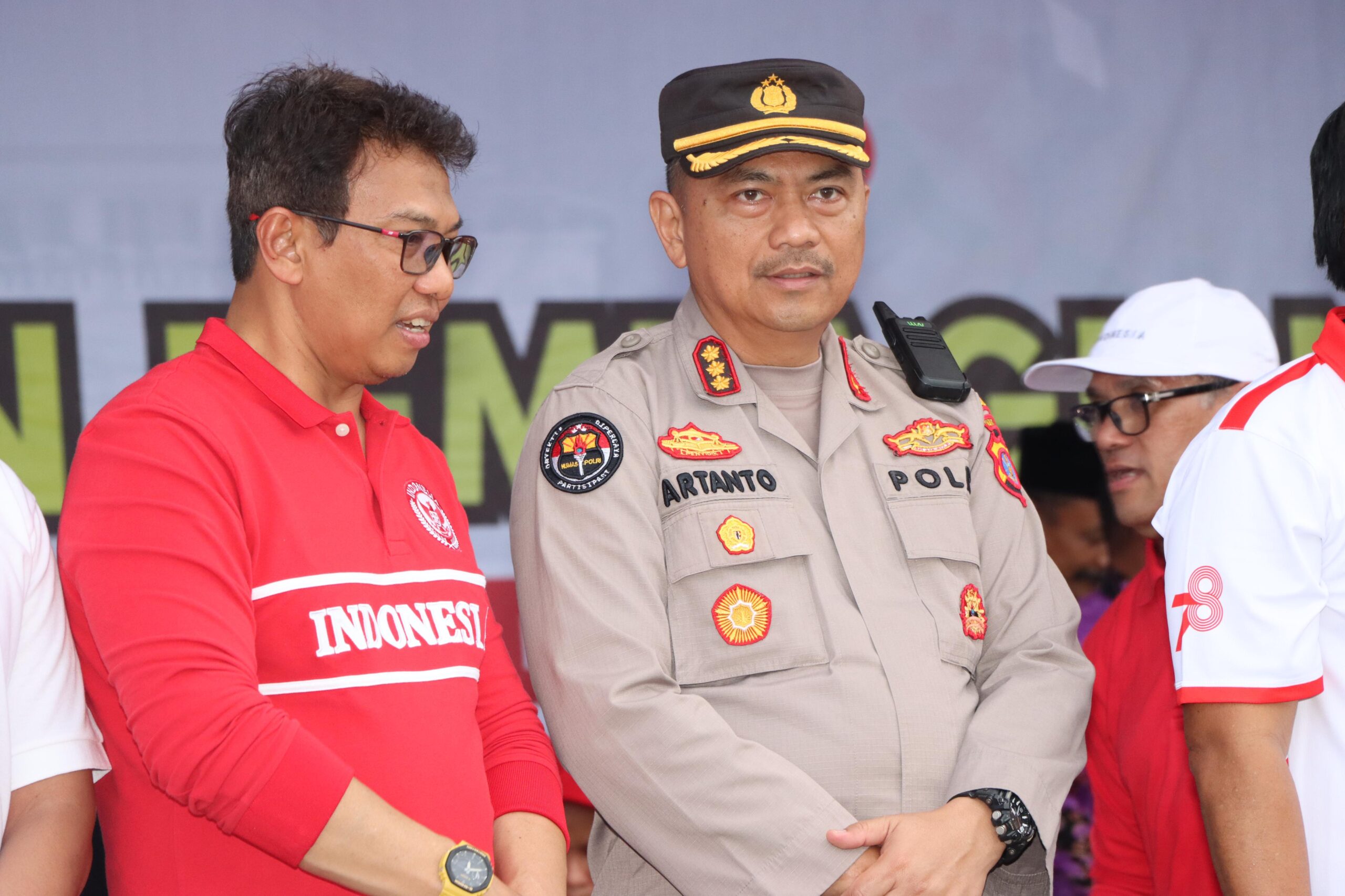 Wakapolres PPU Dampingi Kabid Humas Polda Kaltim Dalam Pencanangan Awal Gerakan Pembagian 10 Juta Bendera Merah Putih Tahun 2024