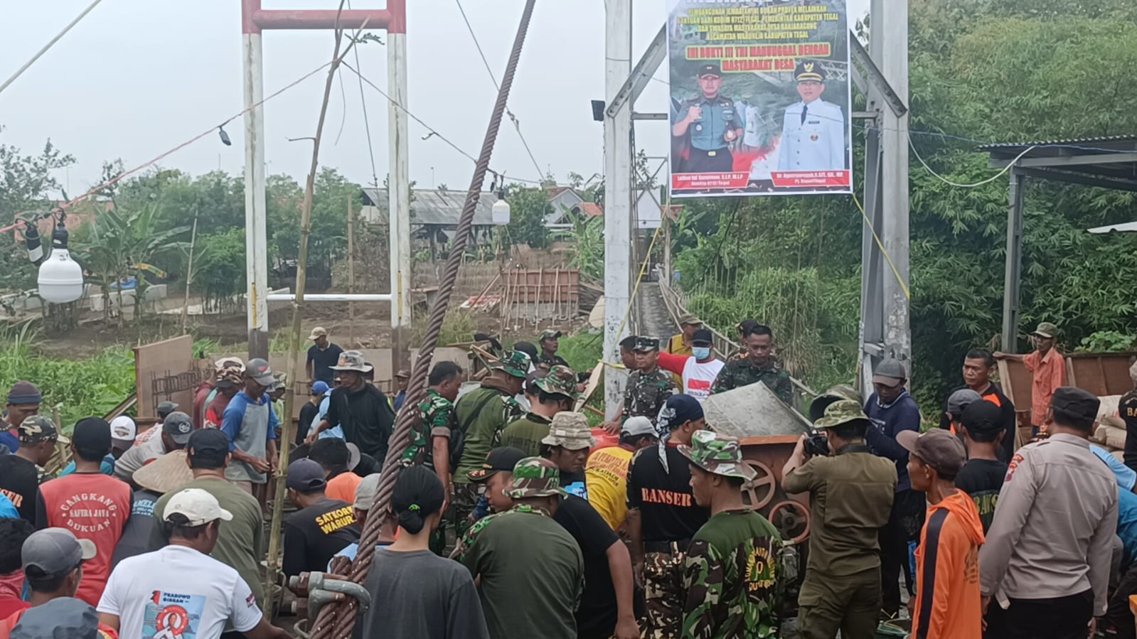 Dandim 0712 Tegal Turun Langsung Pendirian Tiang Pancang Jembatan Gantung Banjaragung