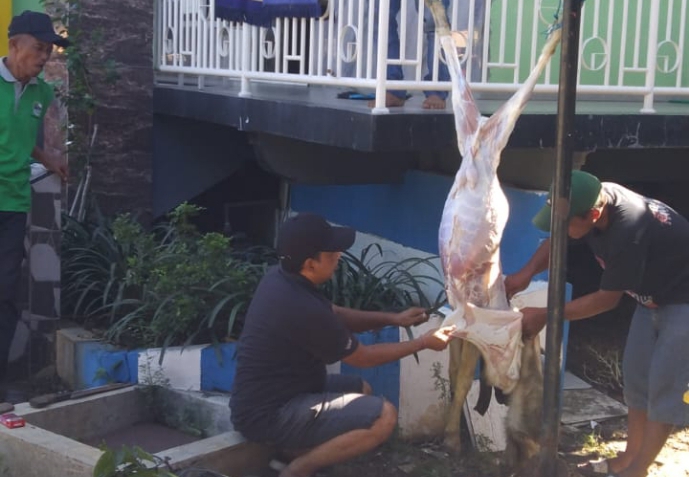 Musholla Al Taqwa Sembelih 2 Ekor Kambing Idul Adha di Faskul Wisma Tropodo Sidoarjo