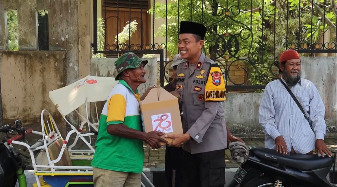 Peduli Sesama, Polres Lumajang Salurkan Bantuan Sosial Untuk Jukir dan Abang Becak