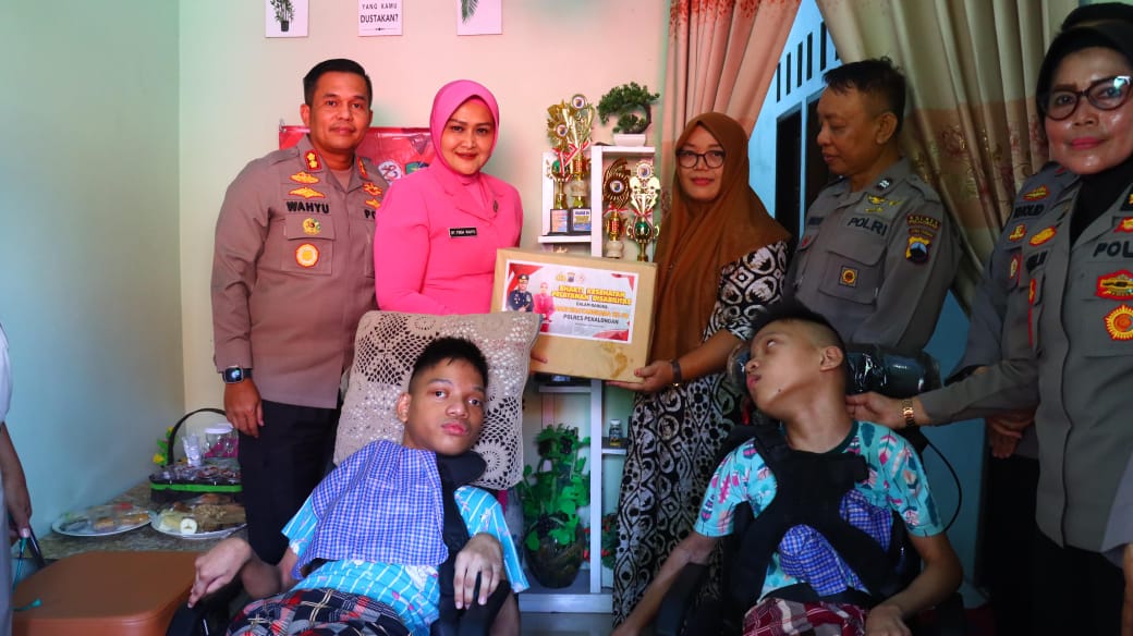 Sambut Hari Bhayangkara Ke-78, Kapolres Didampingi Ketua Cabang Bhayangkari Pekalongan Anjangsana kepada Penyandang Disabilitas