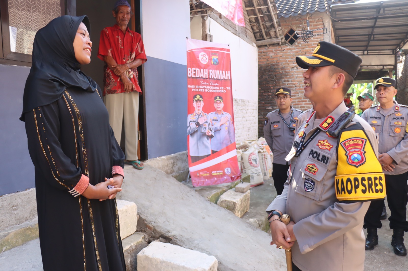 Sujud Syukur Keluarga Penerima Bedah Rumah Presisi dari Polres Bojonegoro