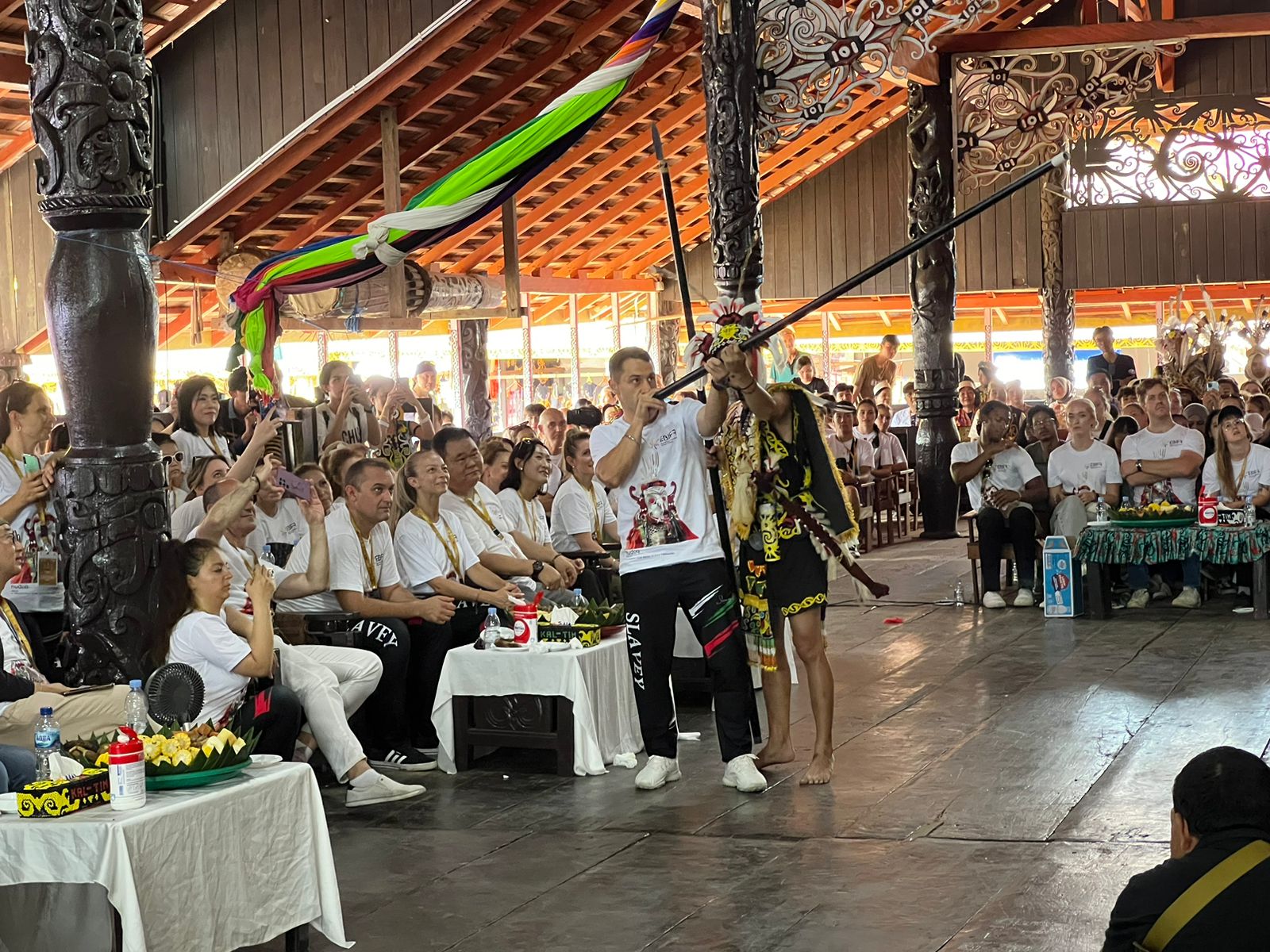 Personil Polsek Sungai Pinang Amankan Kunjungan Budaya Di Lamin Adat Pampang Dalam Rangkaian EAST BORNEO INTERNATIONAL FOLKLORE Festival