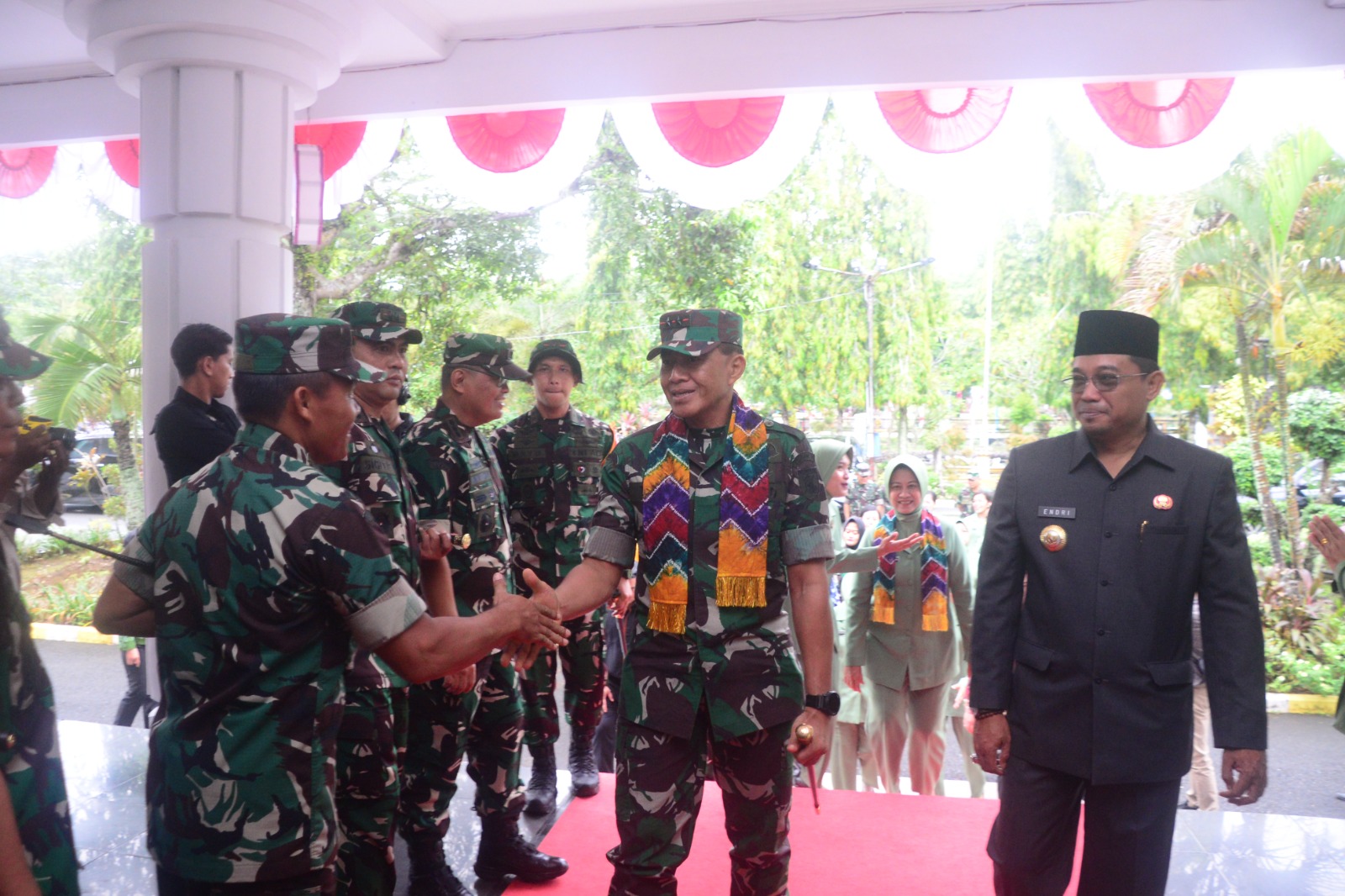 Sasaran Rampung Semua, TMMD ke-121 Kodim 1003/Hulu Sungai Selatan Ditutup Pangdam VI/Mulawarman