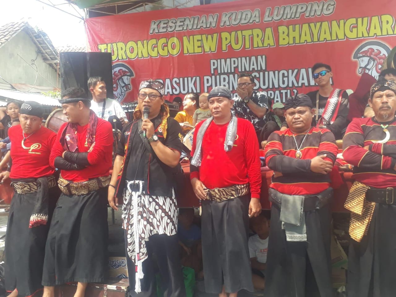 Warga Desa Beda Lawak Jombang Gelar Kesenian Kuda Lumping dan Atraksi Debus