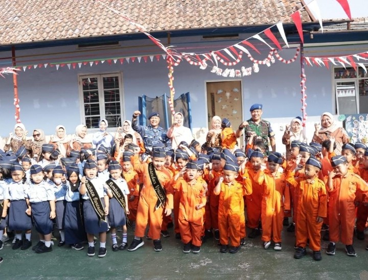 Pentingnya Menanamkan Nilai-nilai Kebangsaan dan Kedisiplinan Sejak Dini, Danlanud Husein Sastranegara Pimpin Upacara Bendera di Sekolah Angkasa