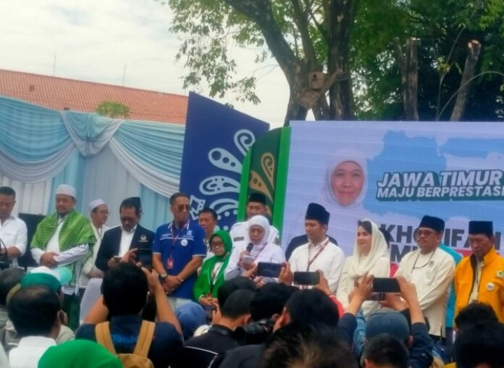 Khofifah-Emil Daftar ke KPU Diiringi Pawai Budaya Megah Hingga Ribuan Relawan