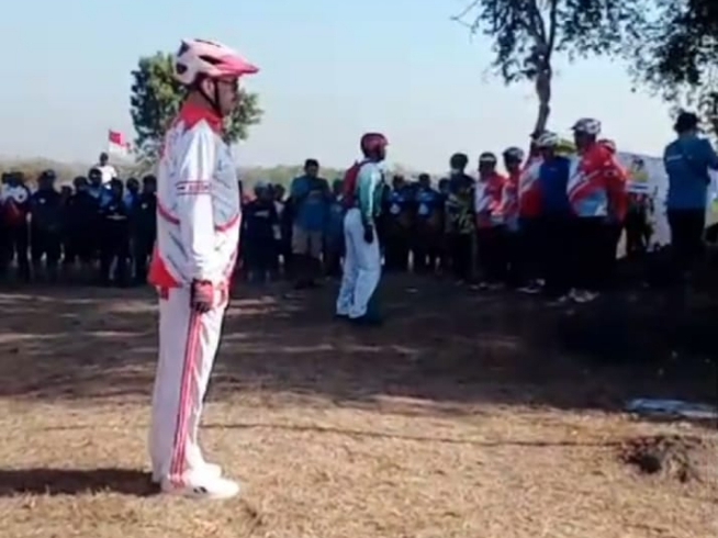 Semarak HUT RI Ke-79 Club Gowes Jombang Gelar Upacara Bendera