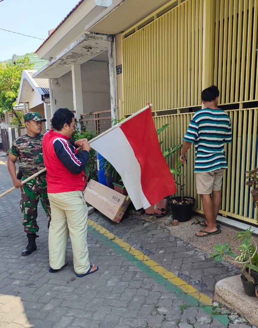 Babinsa Kelurahan Ketintang Koramil 0832/05 Gayungan Bersinergi dengan Masyarakat Turunkan Umbul-Umbul