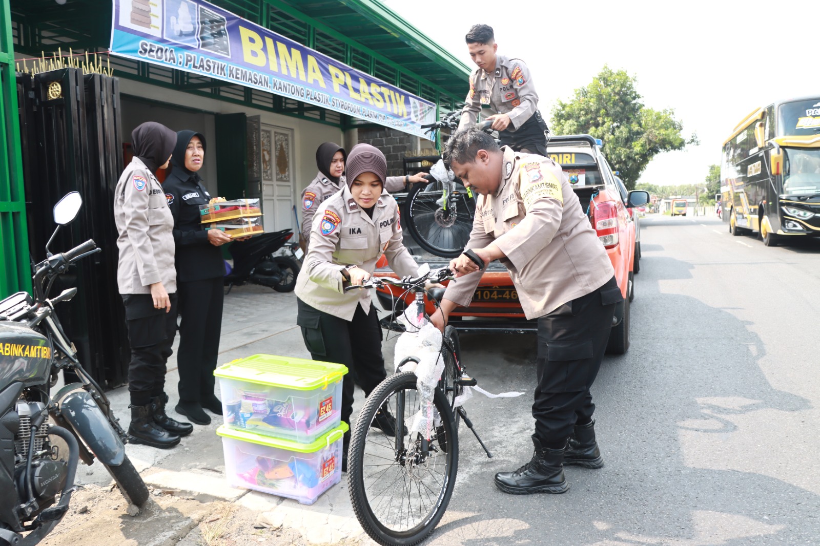 Polres Kediri Bantu Dua Anak Kembar Yatim Piatu di Wates, Hadiahi Sepeda dan Alat Salat