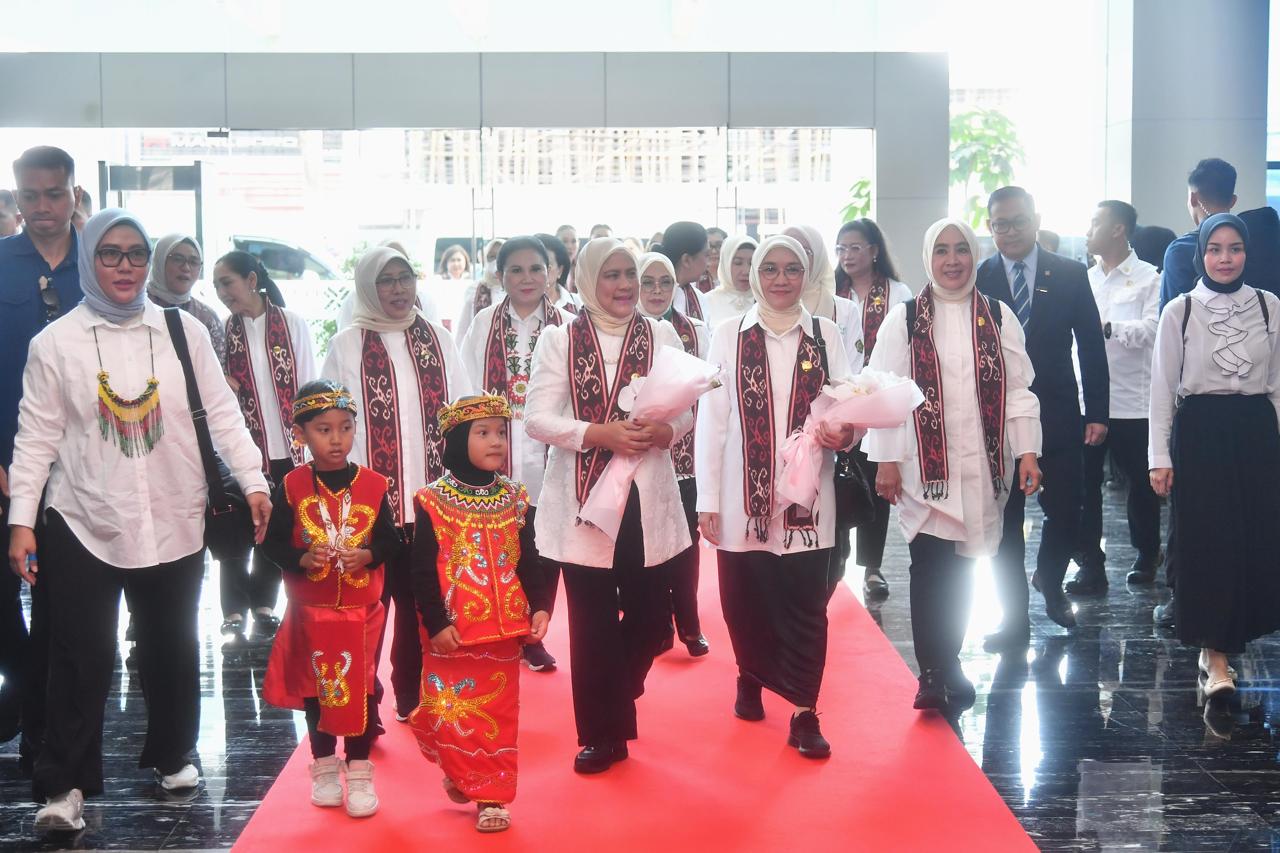 Ibu Iriana dan Ibu Wury Semangati dan Beri Hadiah Peserta Sosialisasi Moderat Sejak Dini