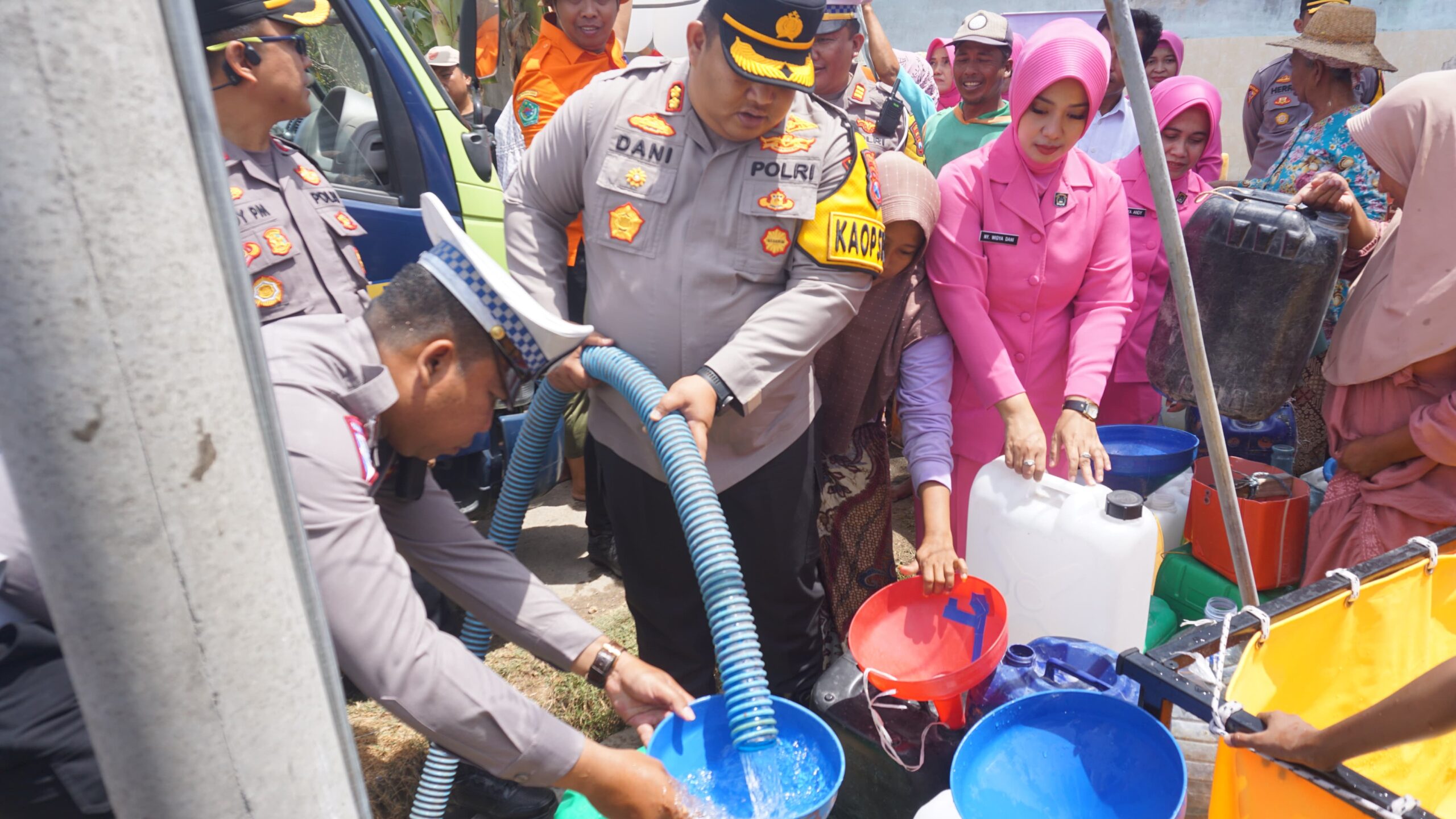 Polres Pamekasan Kembali Droping Air Bersih Untuk Warga di Dua Kecamatan