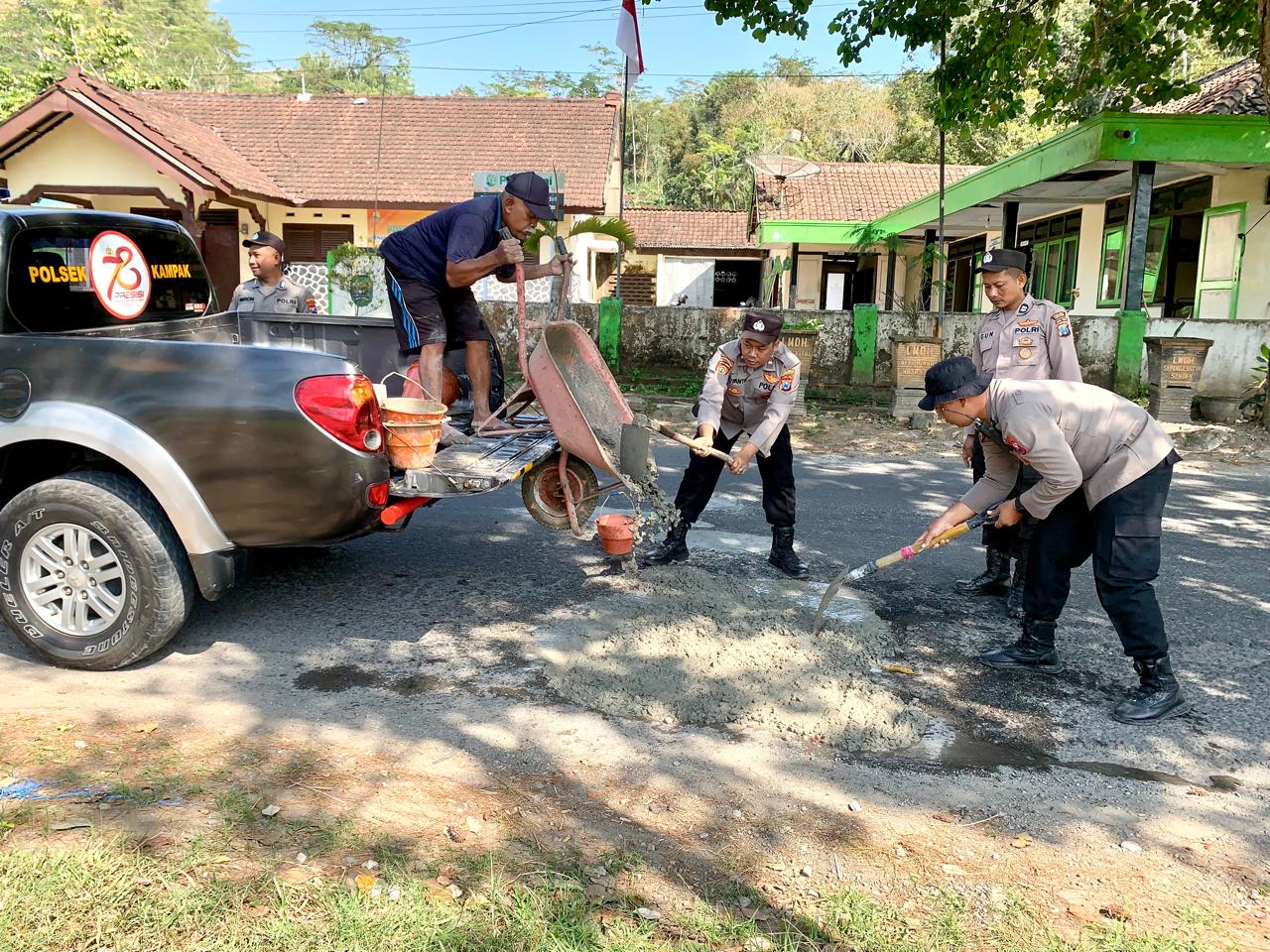 Peduli Keselamatan Masyarakat, Polisi Tambal Jalan Desa Berlubang di Trenggalek