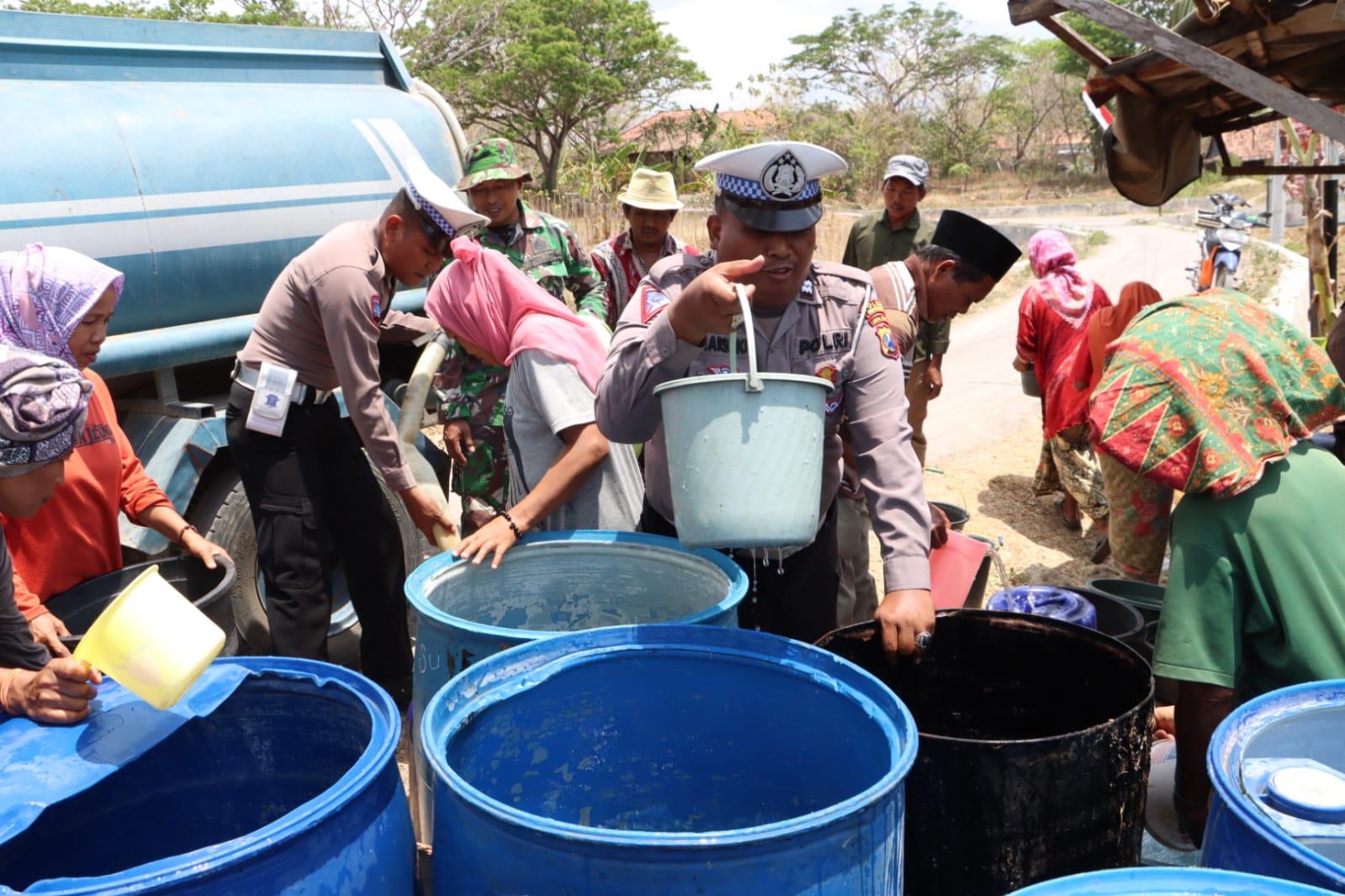 Gelar Baksos di Harlantas Bhayangkara ke – 69, Polres Bangkalan Droping 10 Tangki Air Bersih di 2 Desa