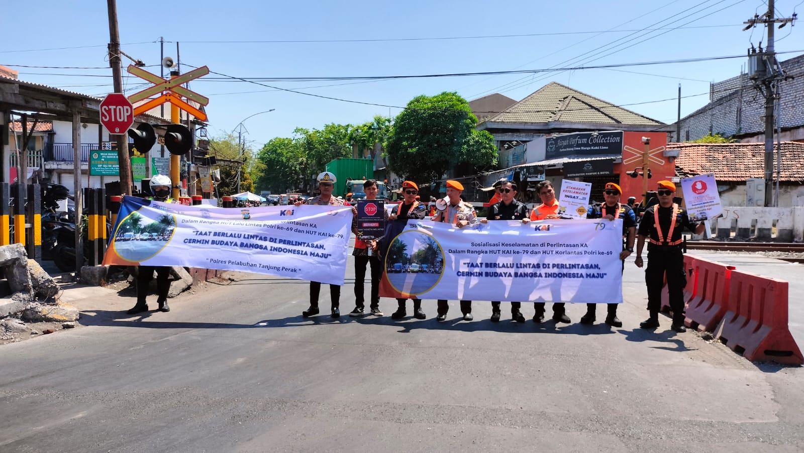 Harlantas Bhayangkara ke-69, Polres Pelabuhan Tanjungperak Gandeng PT KAI Daop 8 Sosialisasikan Keselamatan di Perlintasan Sebidang