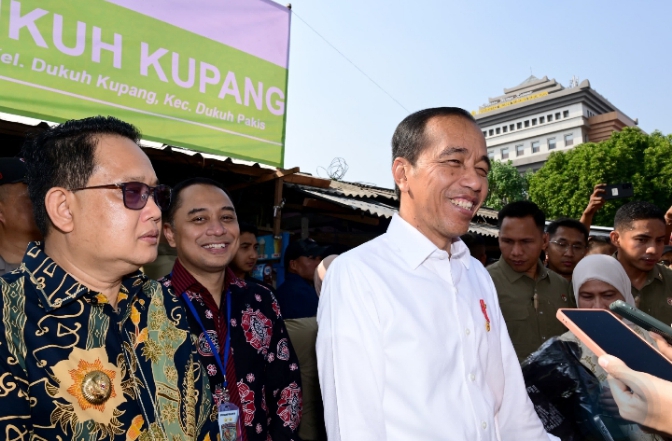 Kunjungi Pasar Dukuh Kupang, Presiden Jokowi Cek Harga dan Interaksi dengan Warga