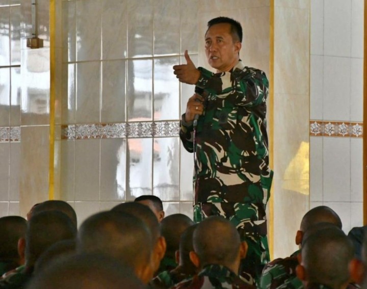 KOMANDAN KODIKLATAL LETJEN TNI MAR NUR ALAMSYAH SHOLAT JUMAT BERSAMA SISWA DIKMABA TNI AL