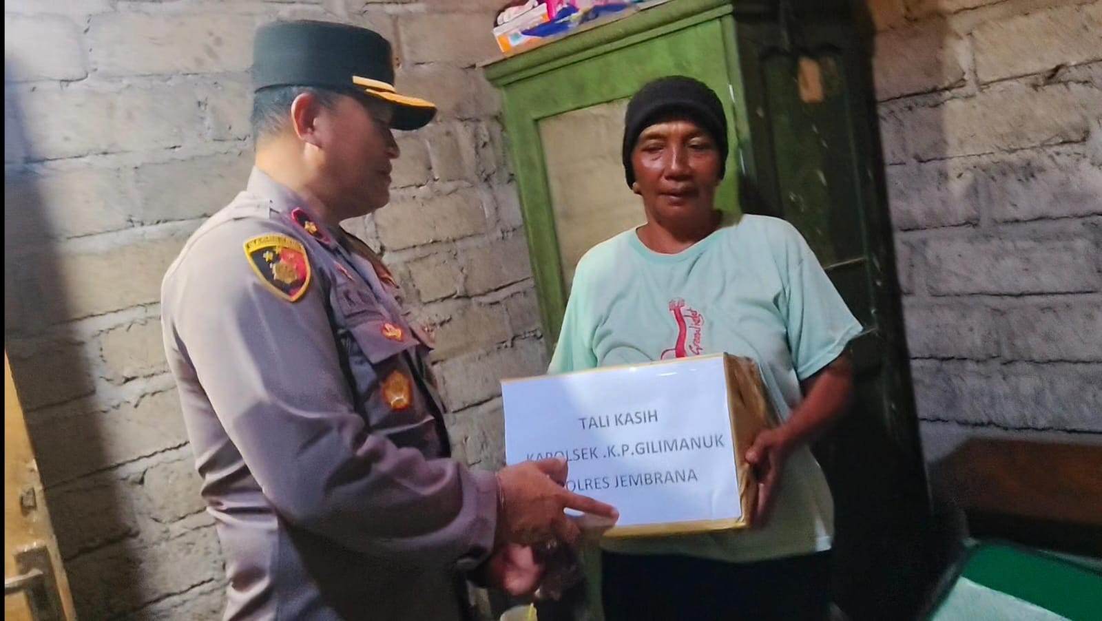 Kepedulian Kapolsek Gilimanuk Terhadap Warga Lansia dan Kurang Mampu, Berikan Bantuan Talikasih di Asih Barat