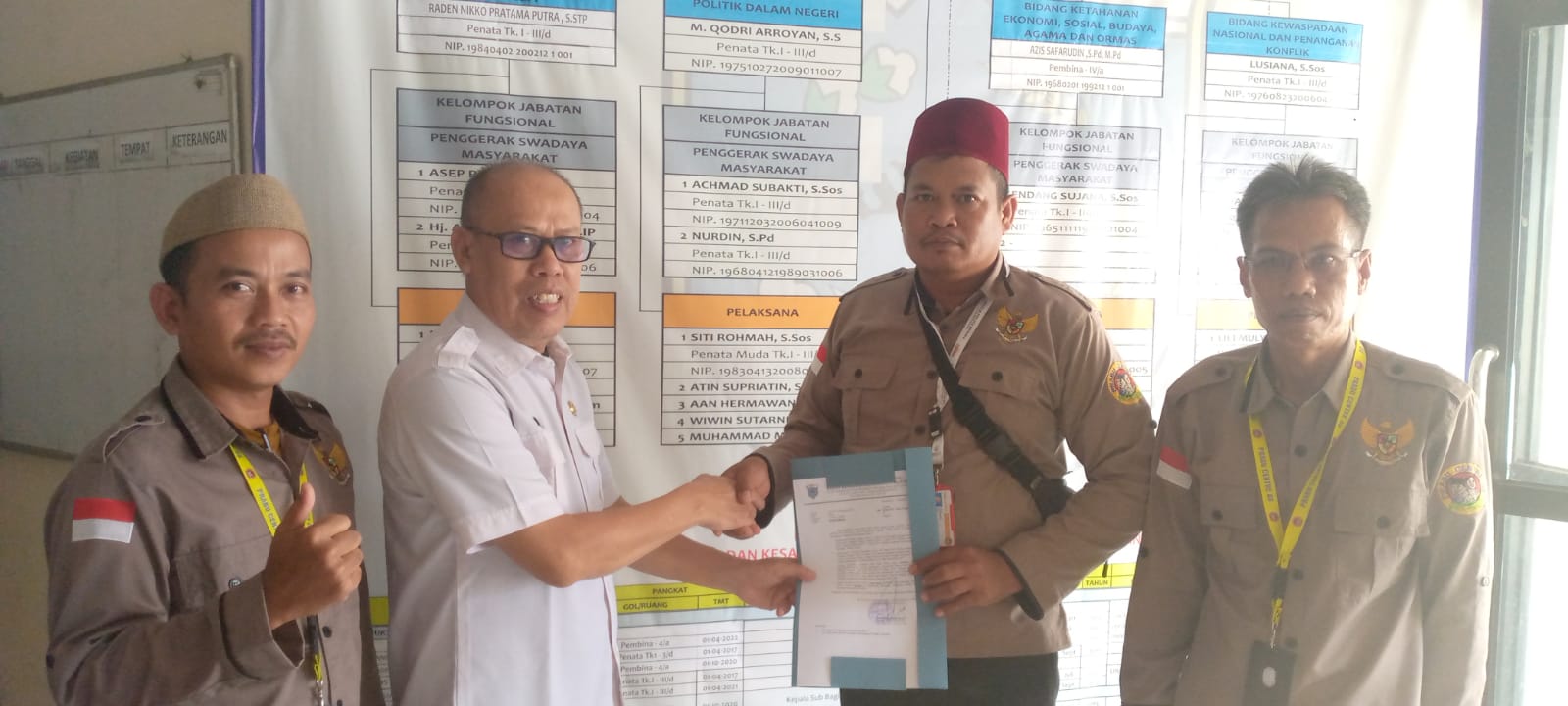 Penyerahan Surat Keterangan Terdaftar (SKT) kepada DPC Pelita Prabu Kabupaten Pandeglang