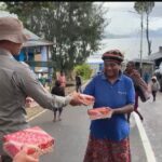Rayakan HUT Brimob ke-80, Satgas Tindak Sektor Paniai Gelar Bakti Sosial Berbagi Paket Makanan untuk Warga Paniai