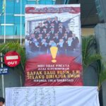 Pegawai Perumda Tirta Bhagasasi Bentang Spanduk Mosi Tidak Percaya Ke Derektur Umum